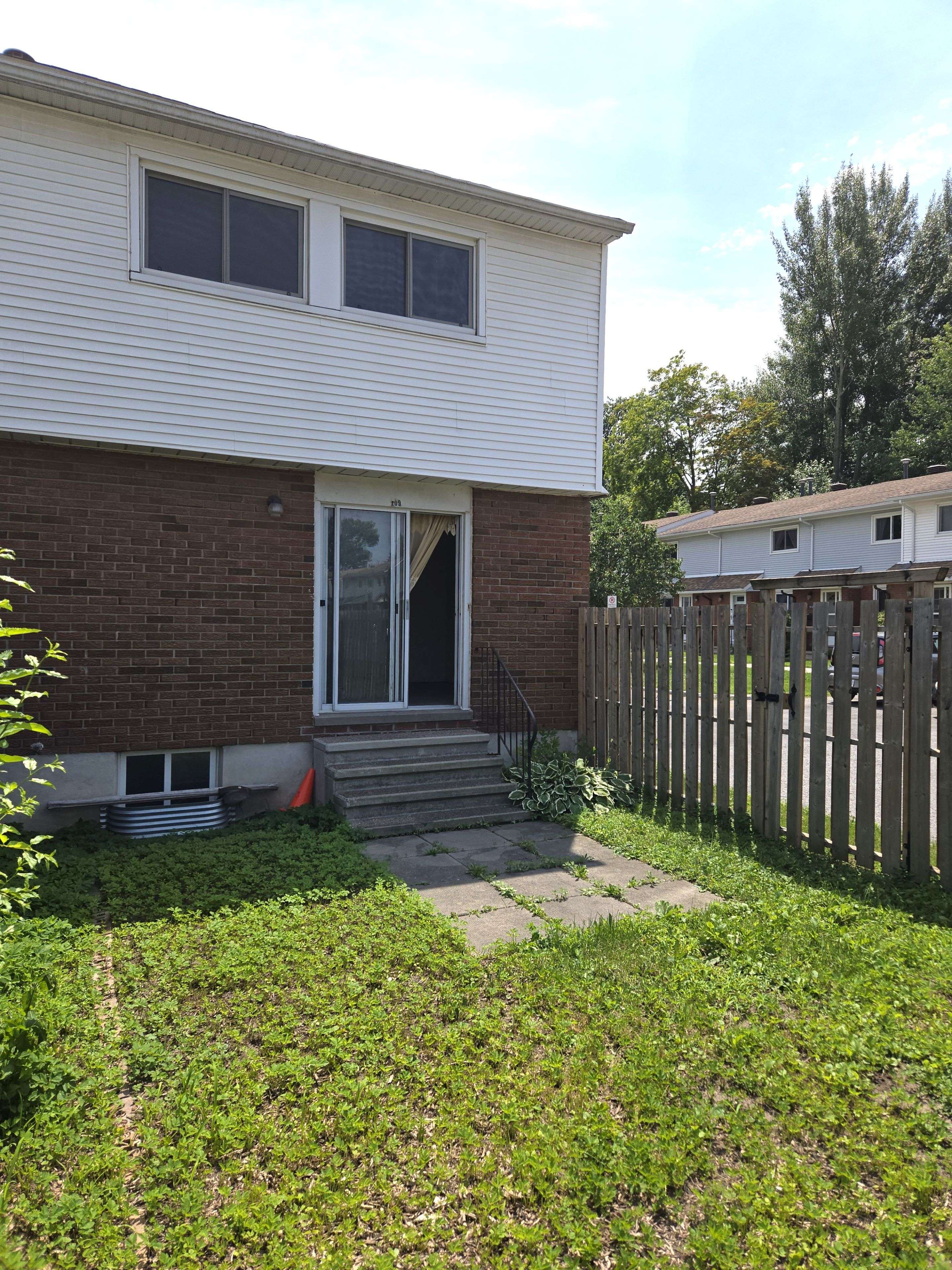 Parkway Park - Queensway Terrace S And Area, ON K2H 7L2,1045 Morrison DR #109