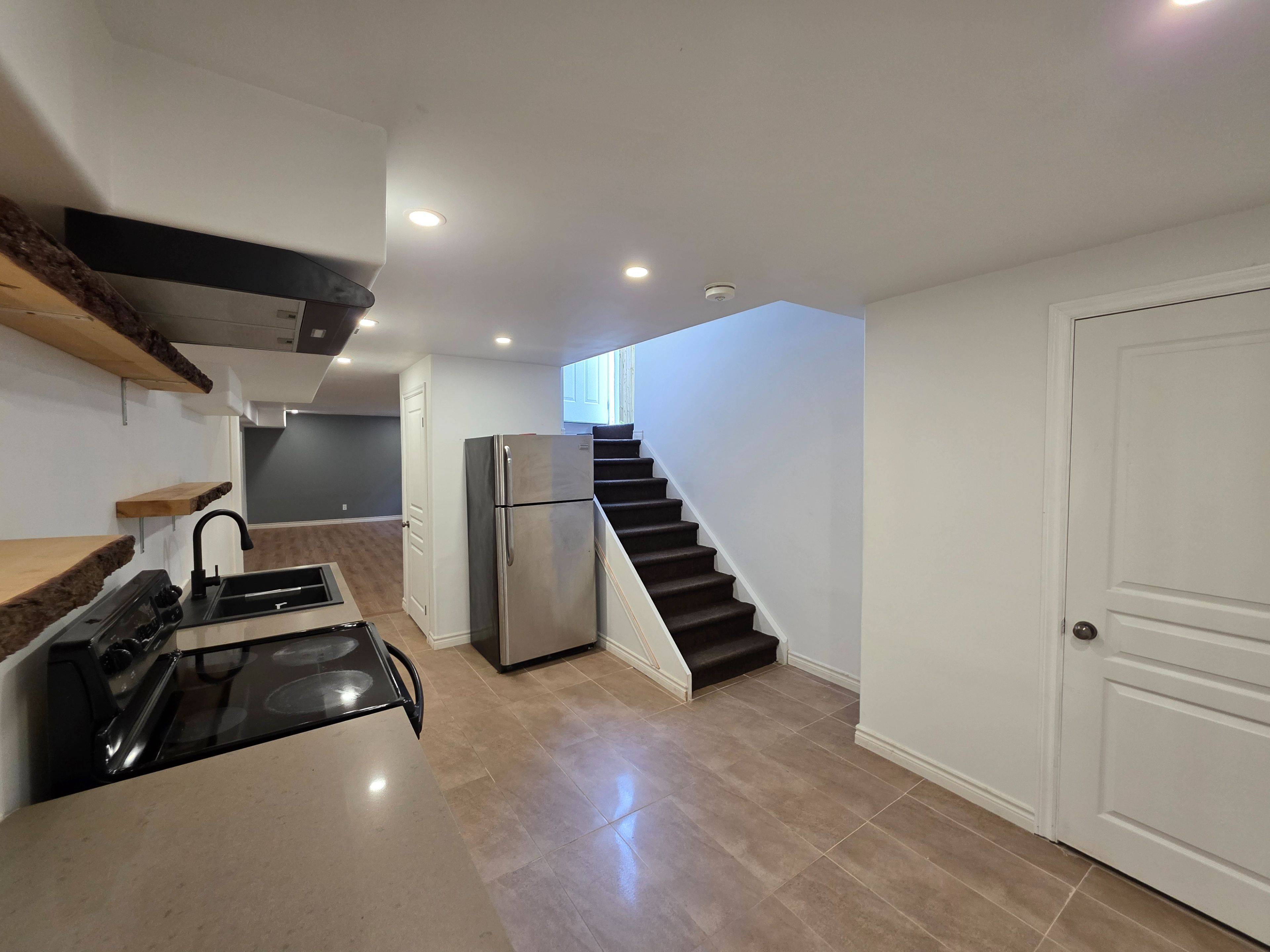 Niagara Falls, ON L2H 3J7,8383 Heikoop CRES #Lower Level