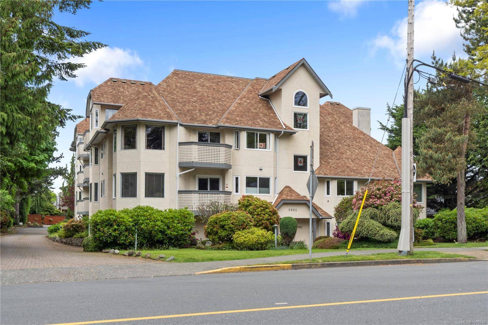 9882 Fifth St #104, Sidney, BC V8L 2X3