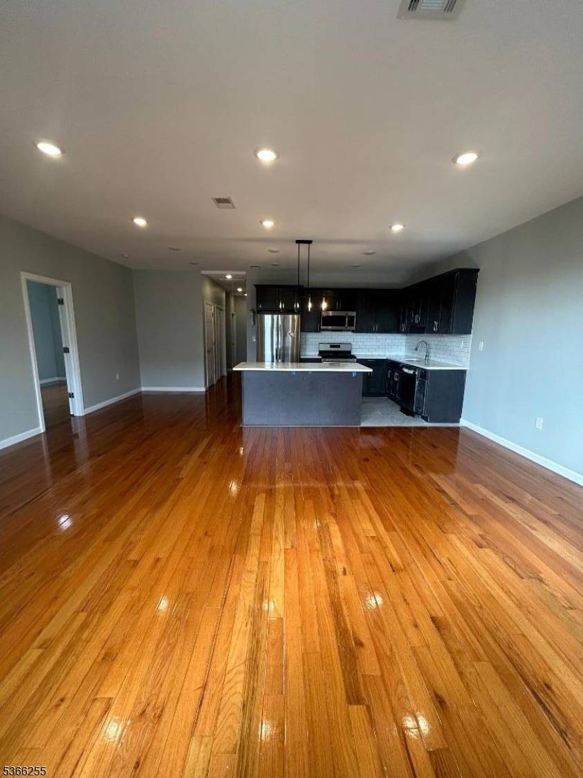 East Orange City, NJ 07017,61 N Grove St