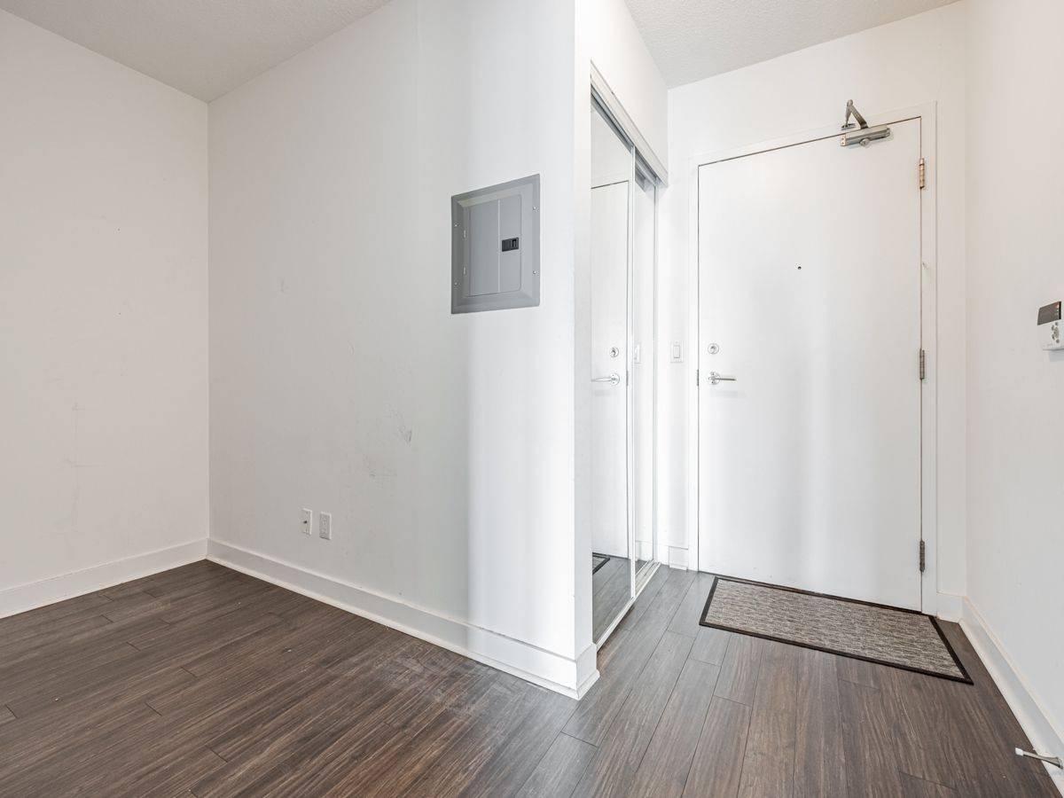 Toronto C13, ON M3C 4J1,120 Dallimore CIR #819