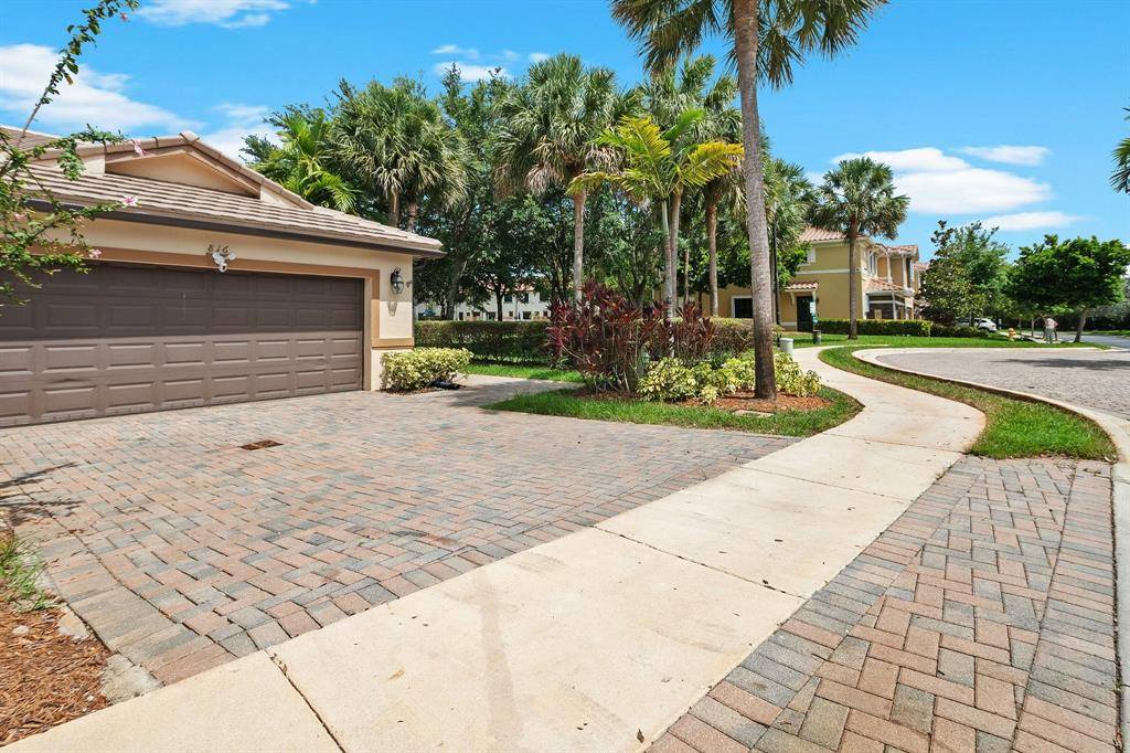 Davie, FL 33325,816 W Village Cir #816