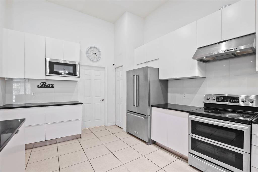 Davie, FL 33325,816 W Village Cir #816