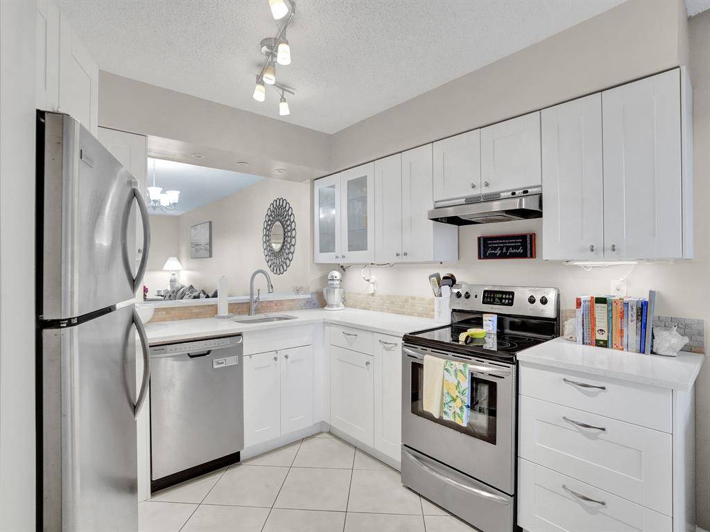 2208 S Cypress Bend Dr #401, Pompano Beach, FL 33069