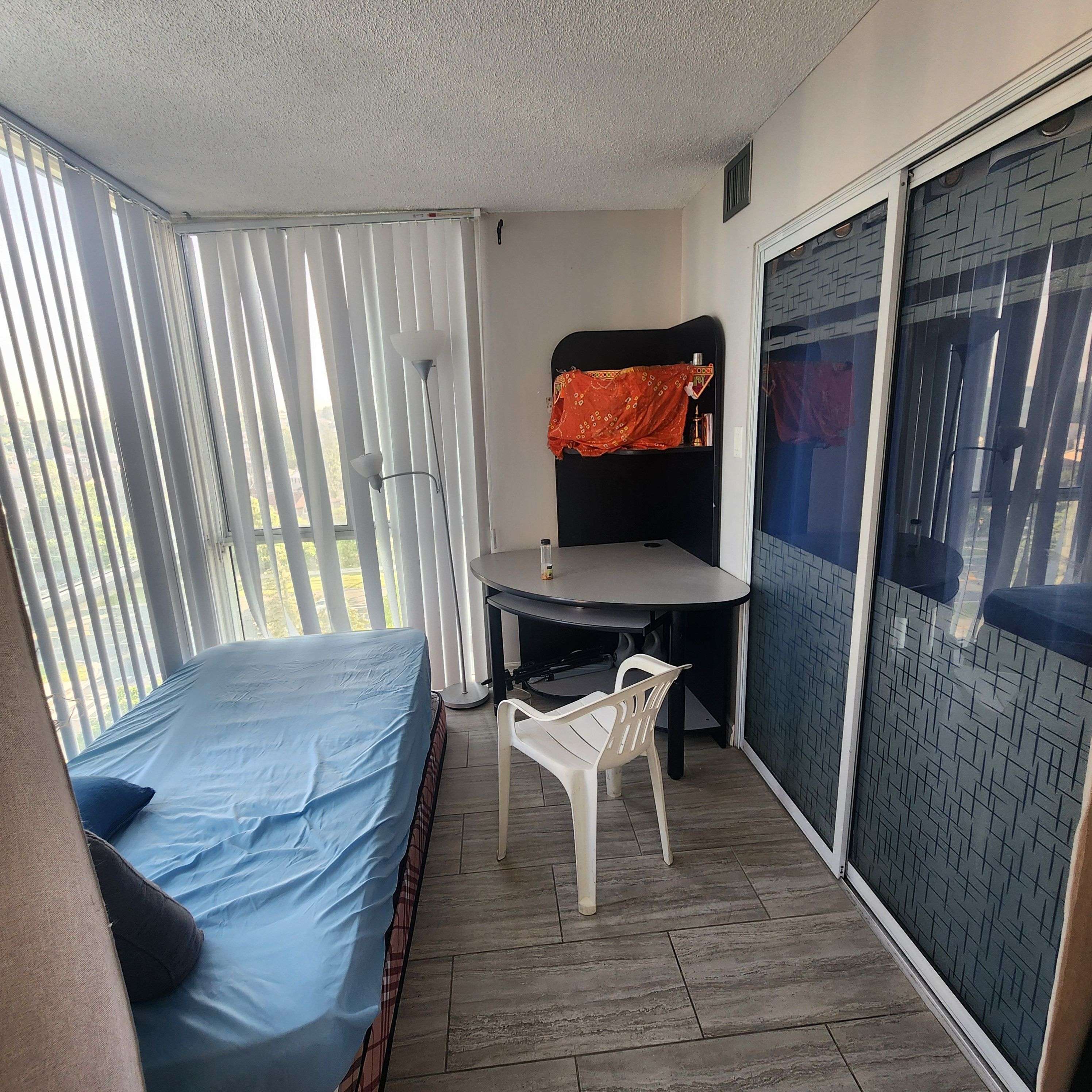 Toronto W10, ON M9V 5E3,10 Markbrook LN #810