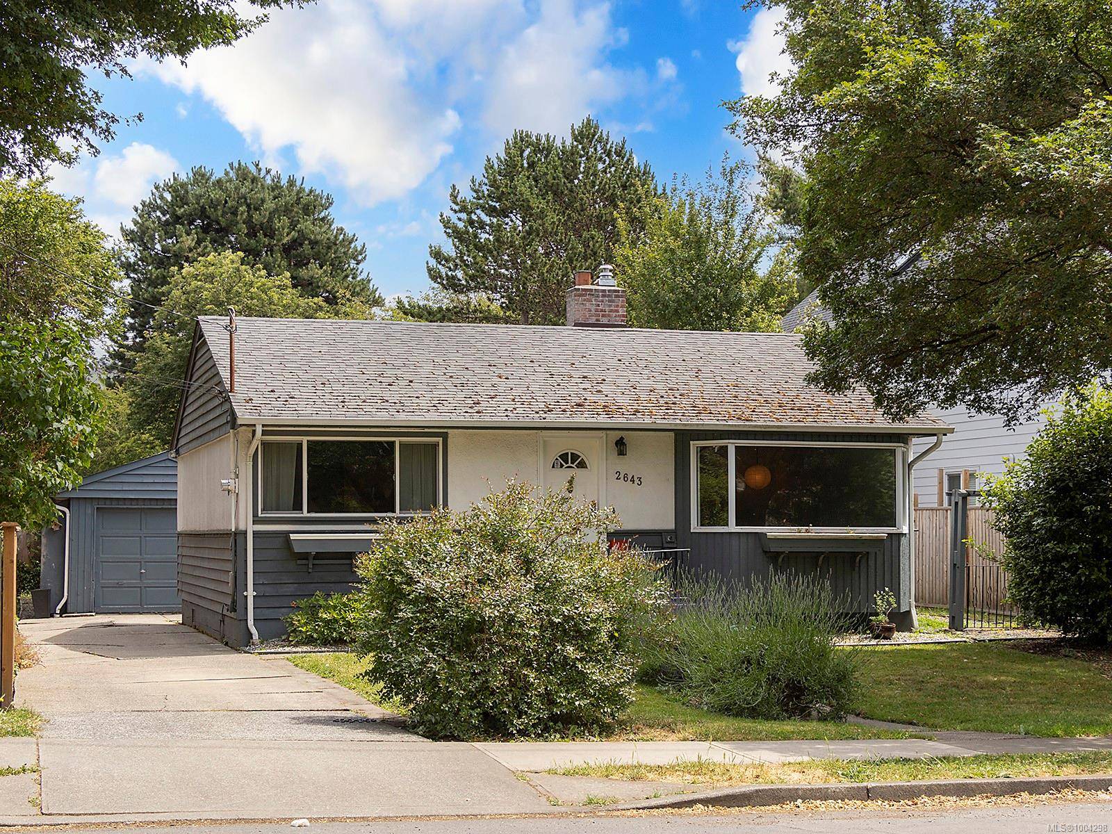 2643 Victor St, Victoria, BC V8R 4E3