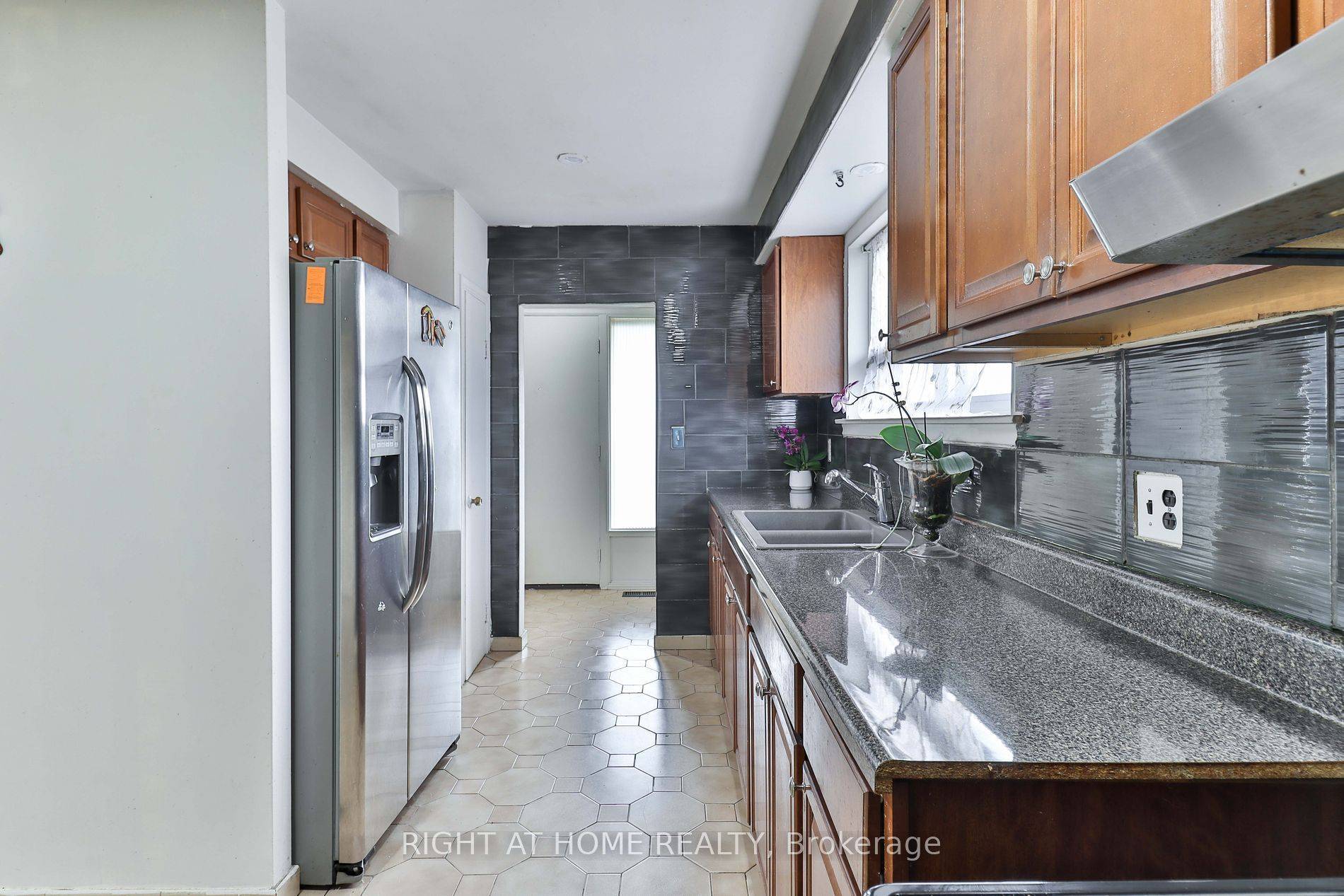 14 Midden CRES, Toronto W09, ON M9R 3L8