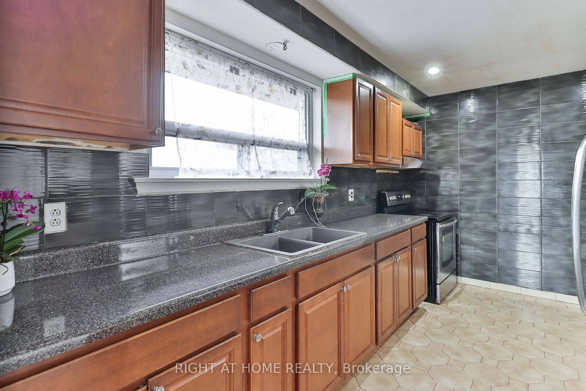 Toronto W09, ON M9R 3L8,14 Midden CRES