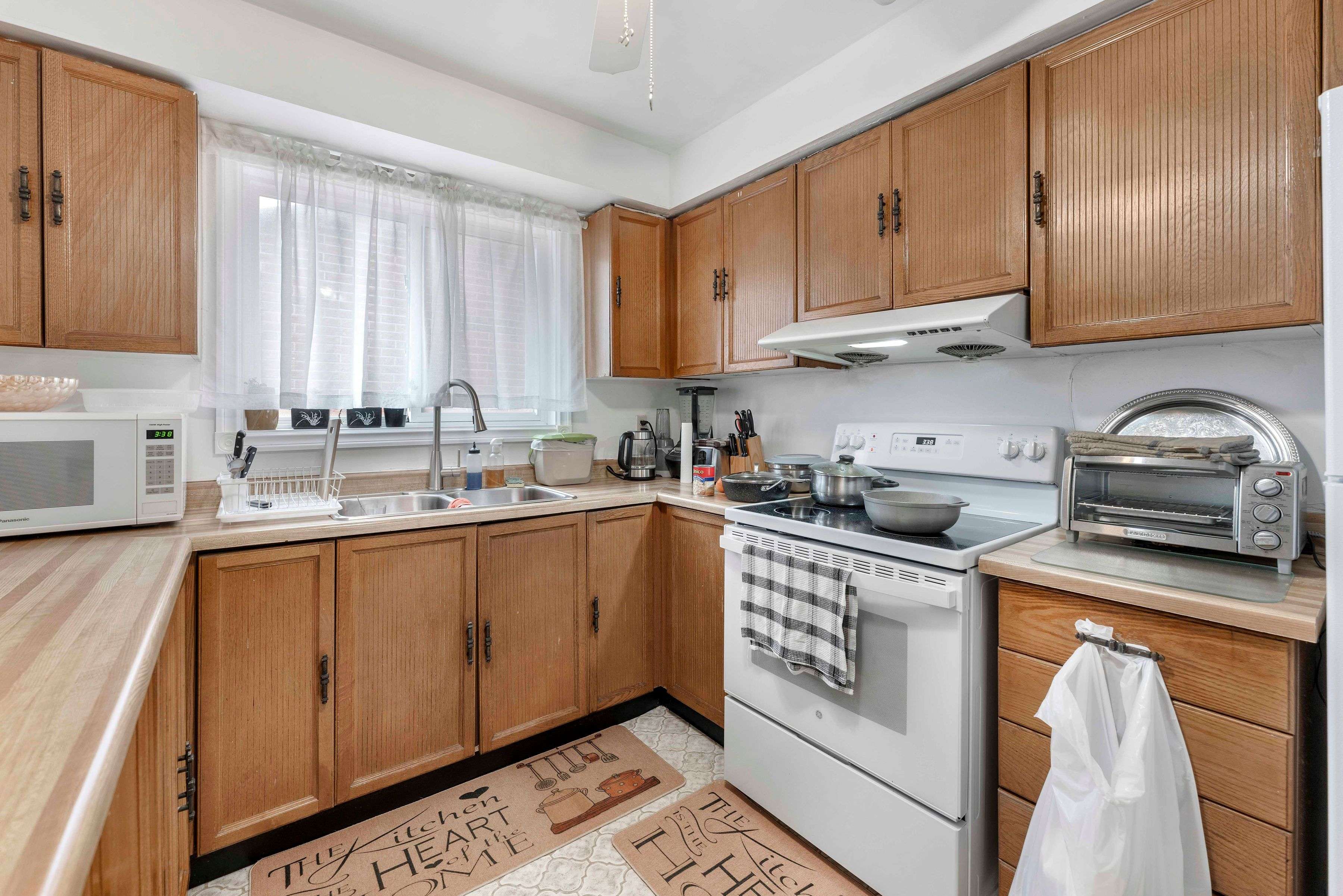 Mississauga, ON L4T 4C7,3952 Longo CIR