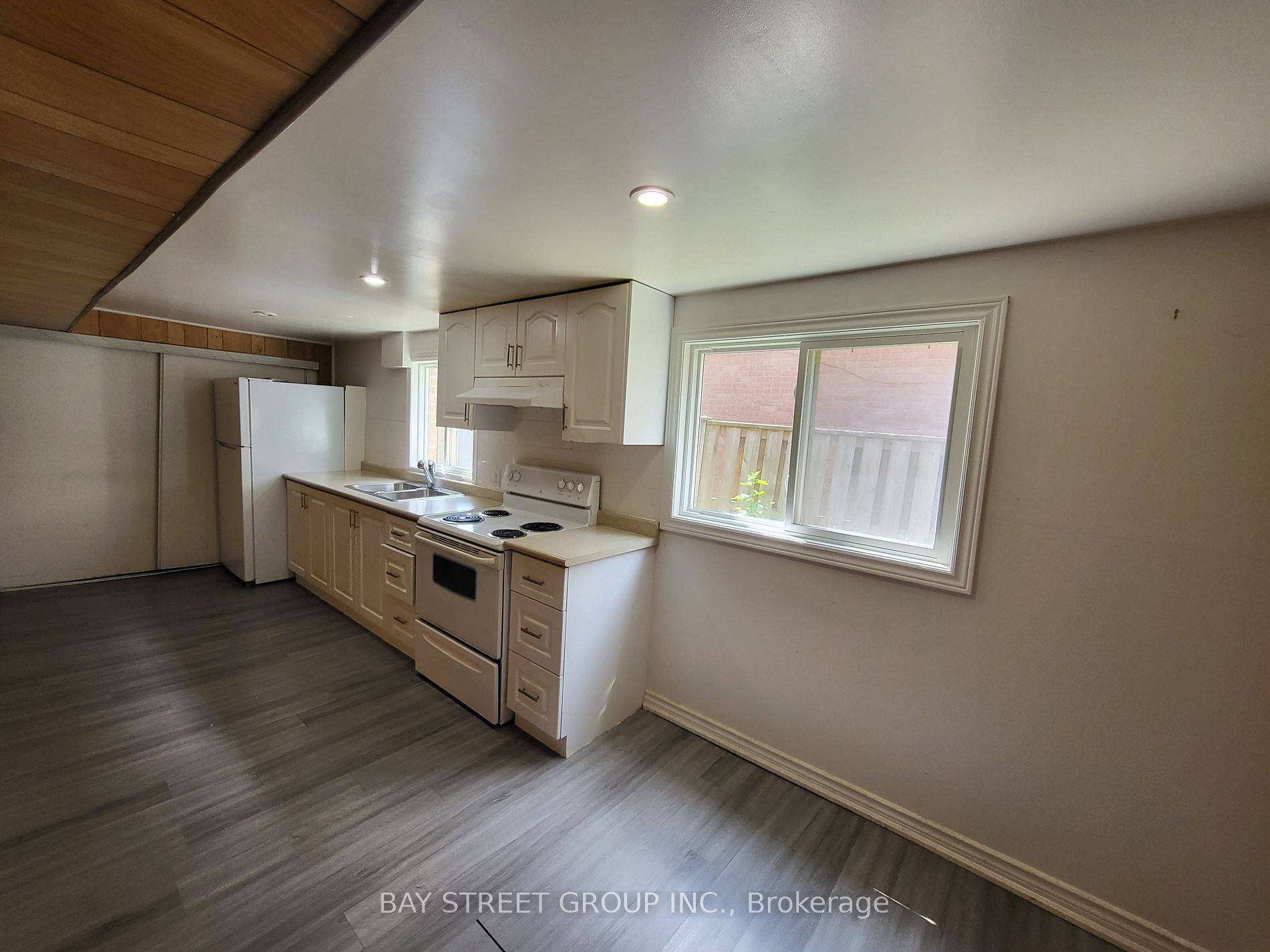 Mississauga, ON L5C 3M6,4039 Perivale RD #Lower