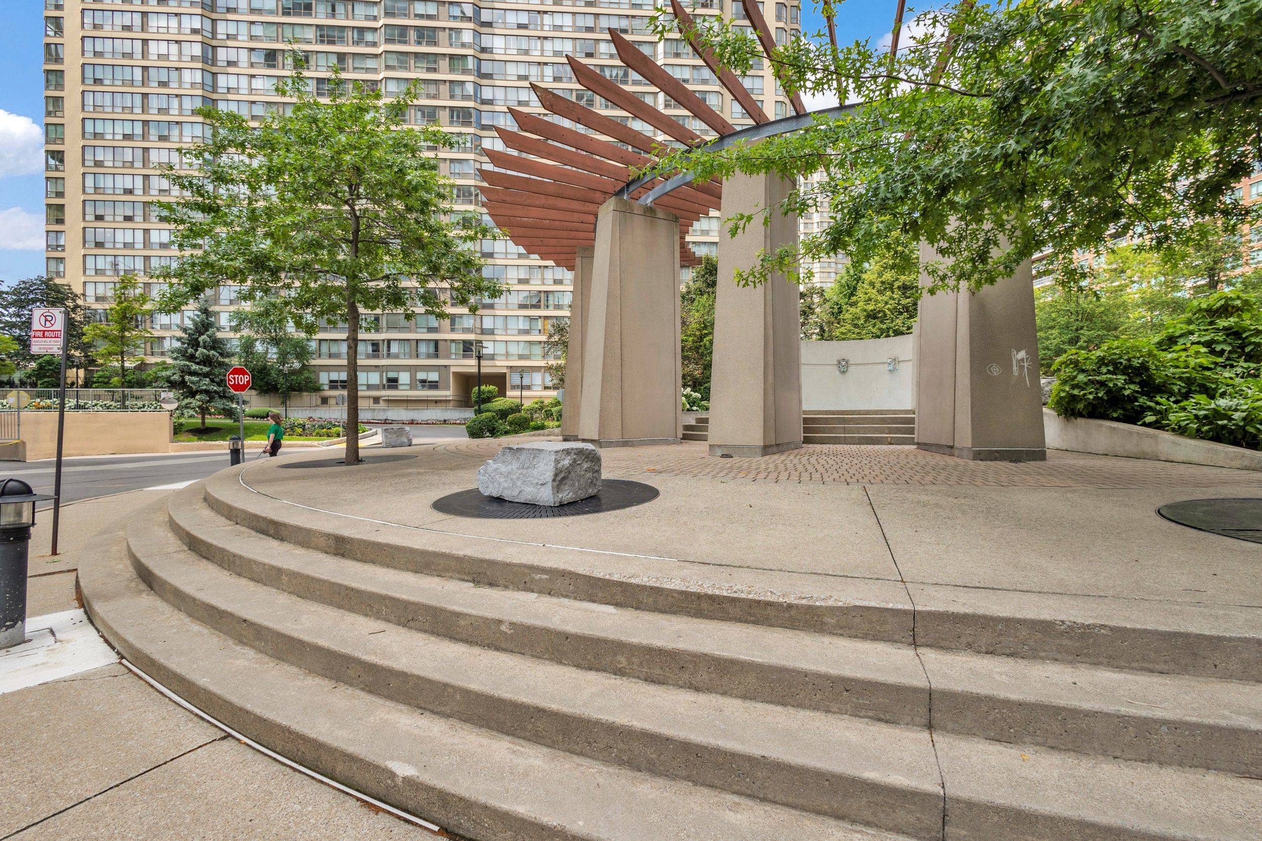 Mississauga, ON L5B 4L2,33 Elm DR W #2013