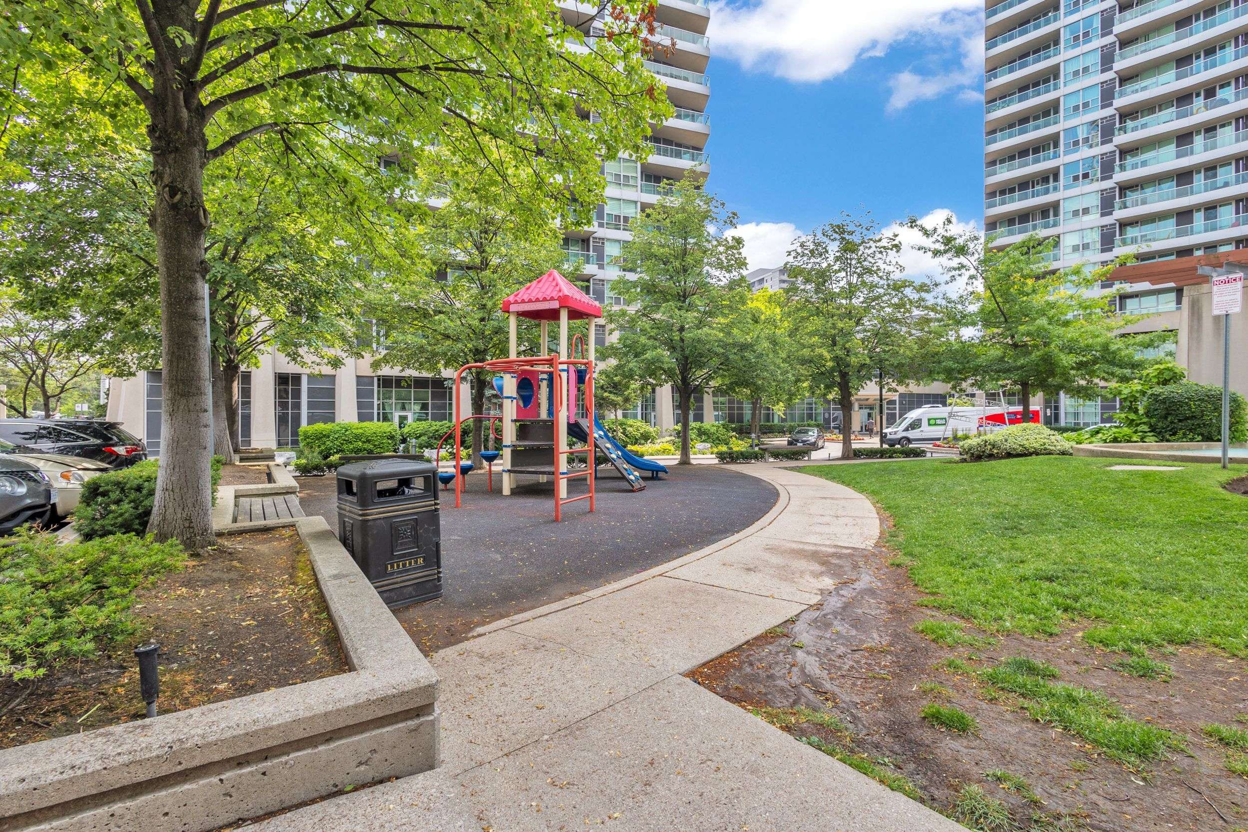 Mississauga, ON L5B 4L2,33 Elm DR W #2013