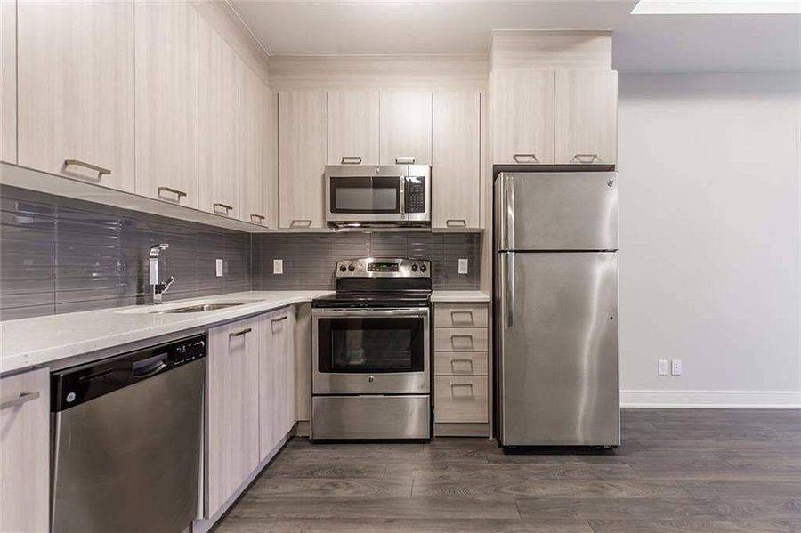 Hamilton, ON L8P 1H8,150 Main ST W #512