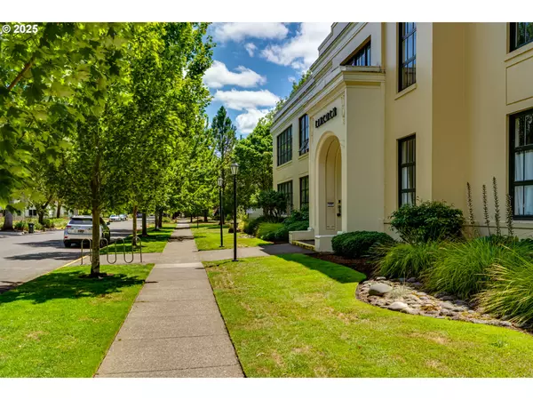 Eugene, OR 97402,650 W 12TH AVE #216