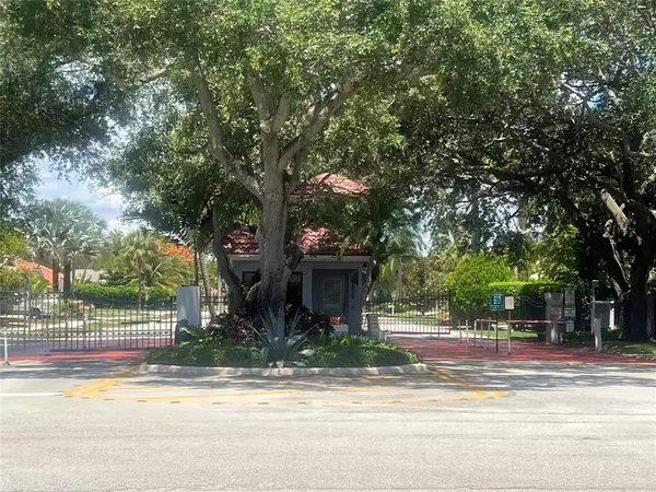 6605 NW 50th St, Lauderhill, FL 33319