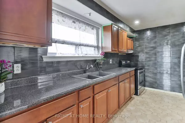 Toronto W09, ON M9R 3L8,14 Midden CRES