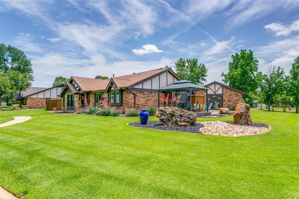 Hurst, TX 76054,121 E Louella Drive