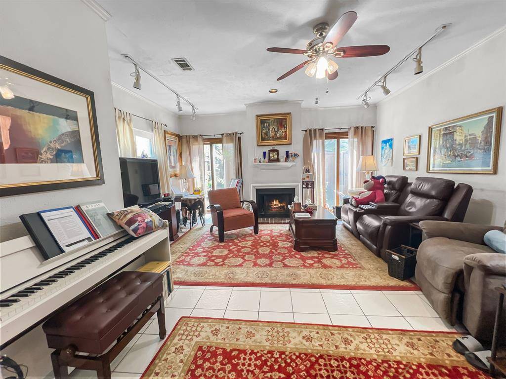 Dallas, TX 75219,2727 Shelby Avenue #J