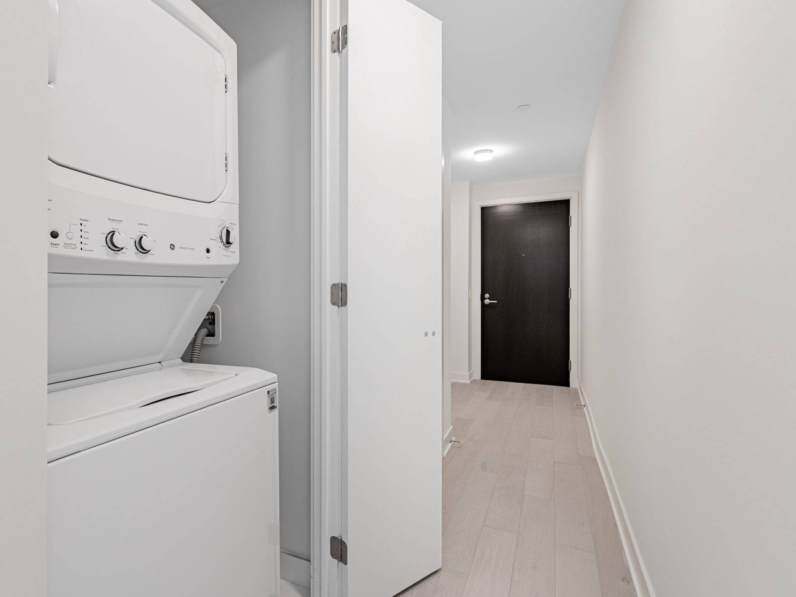 Toronto C02, ON M4W 1L2,11 Yorkville AVE #2411