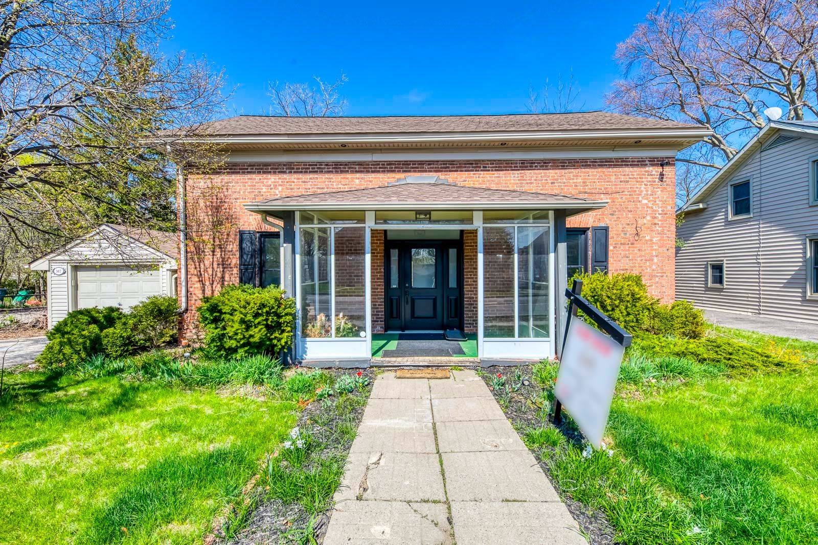 Mississauga, ON L5M 1M3,317 Queen ST S