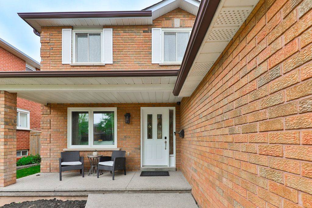 Oakville, ON L6H 4P5,296 Evergreen CRES