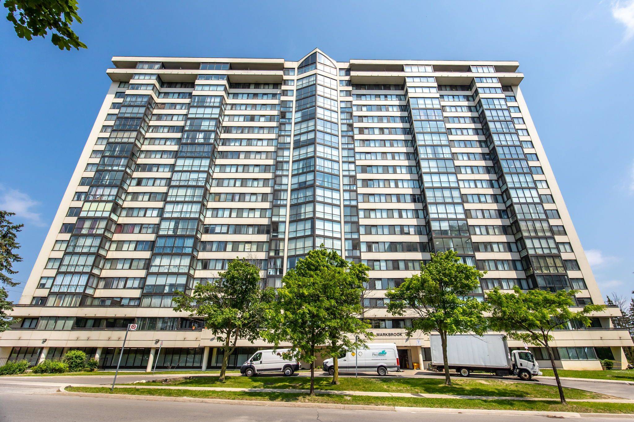10 Markbrook LN #802, Toronto W10, ON M9V 5E3