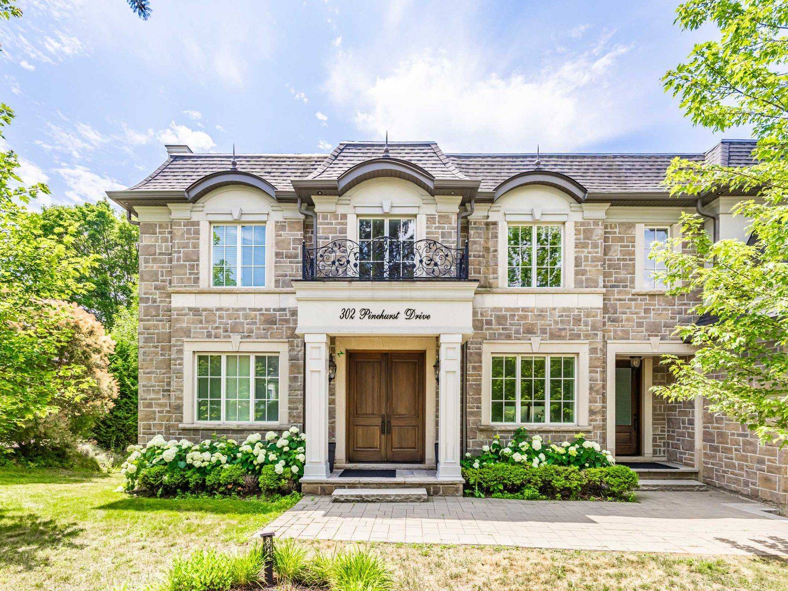 Oakville, ON L6J 4X3,302 Pinehurst DR W