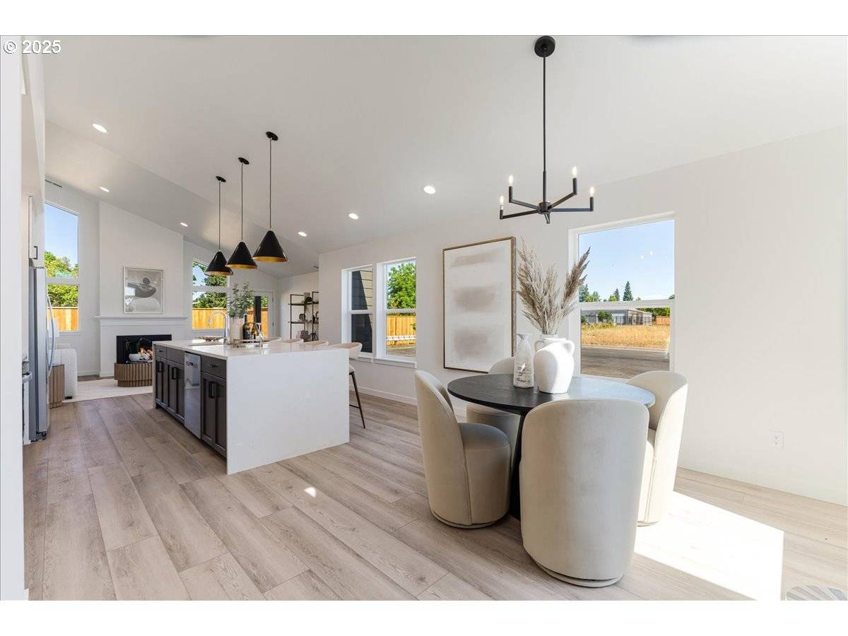 Dallas, OR 97338,407 SE Shetterly DR