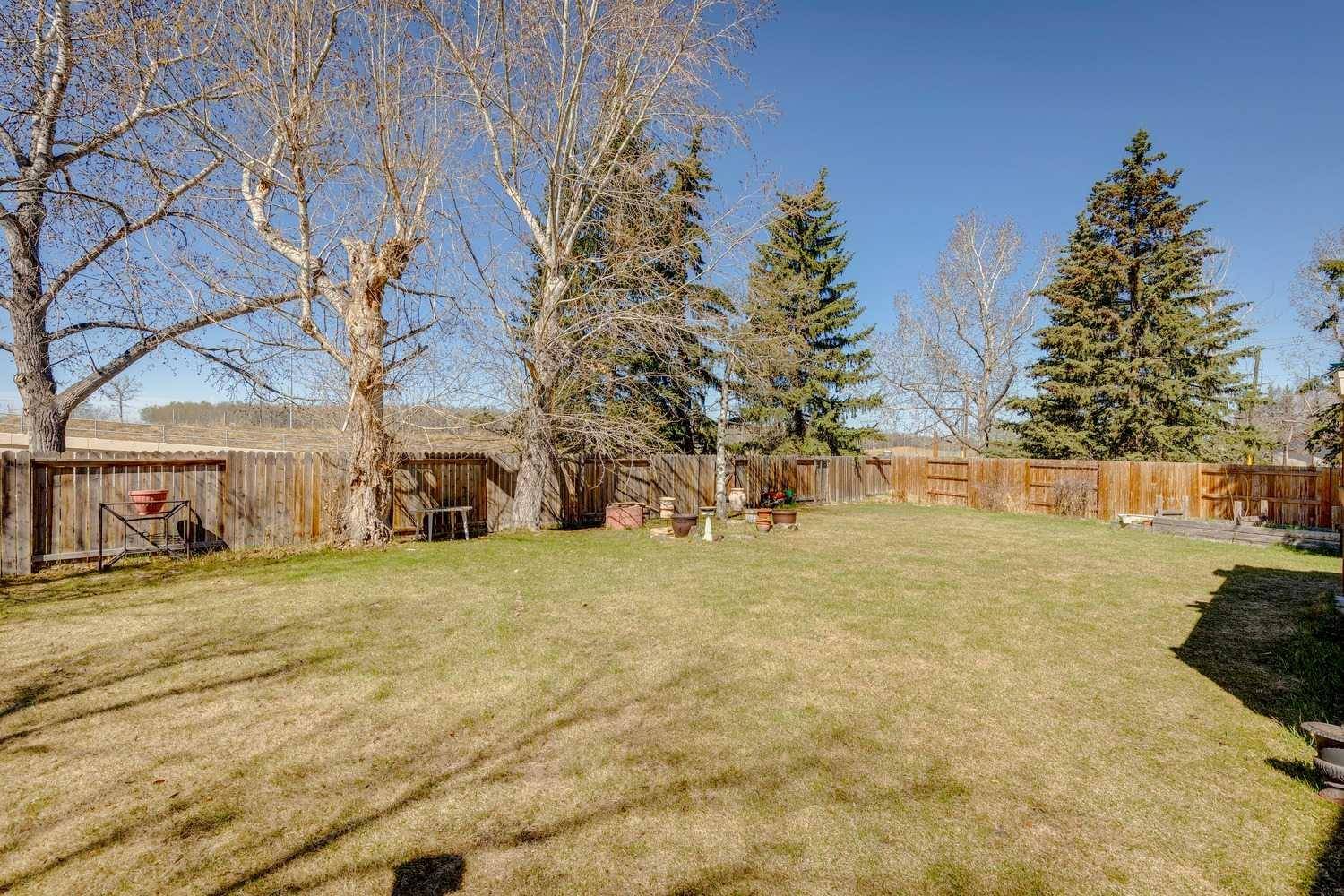 Calgary, AB T2V 3N3,331 Oakridge PL Southwest