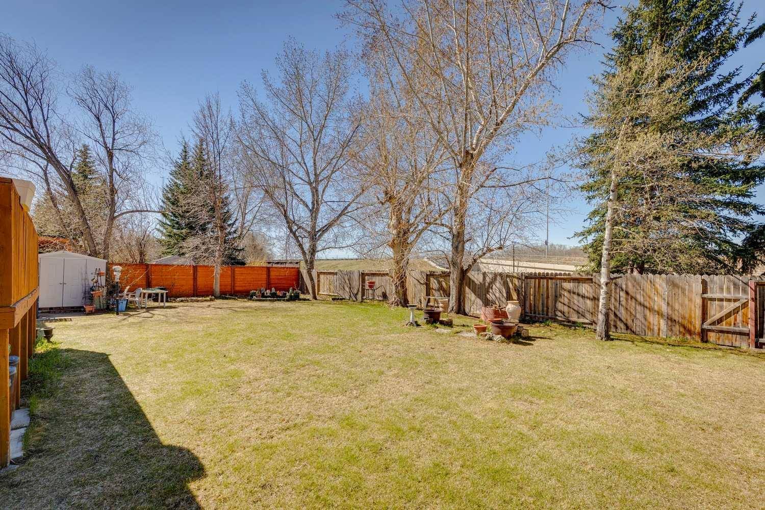 Calgary, AB T2V 3N3,331 Oakridge PL Southwest