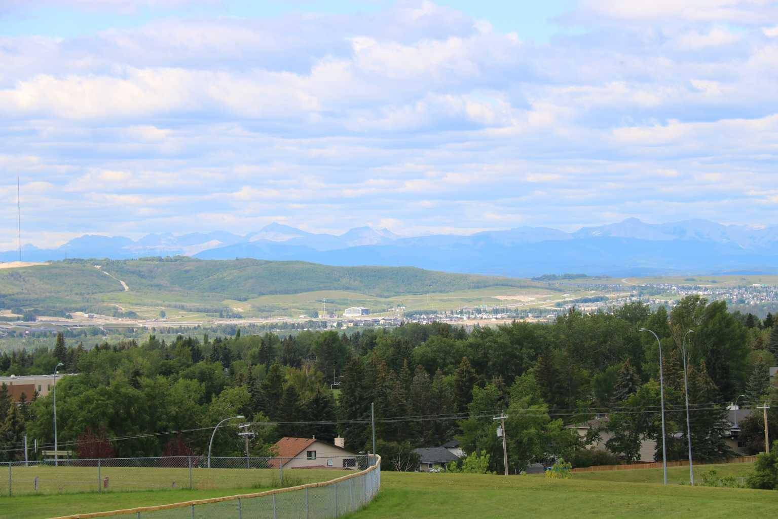 7047 Edgemont DR Northwest, Calgary, AB T3A 2H9
