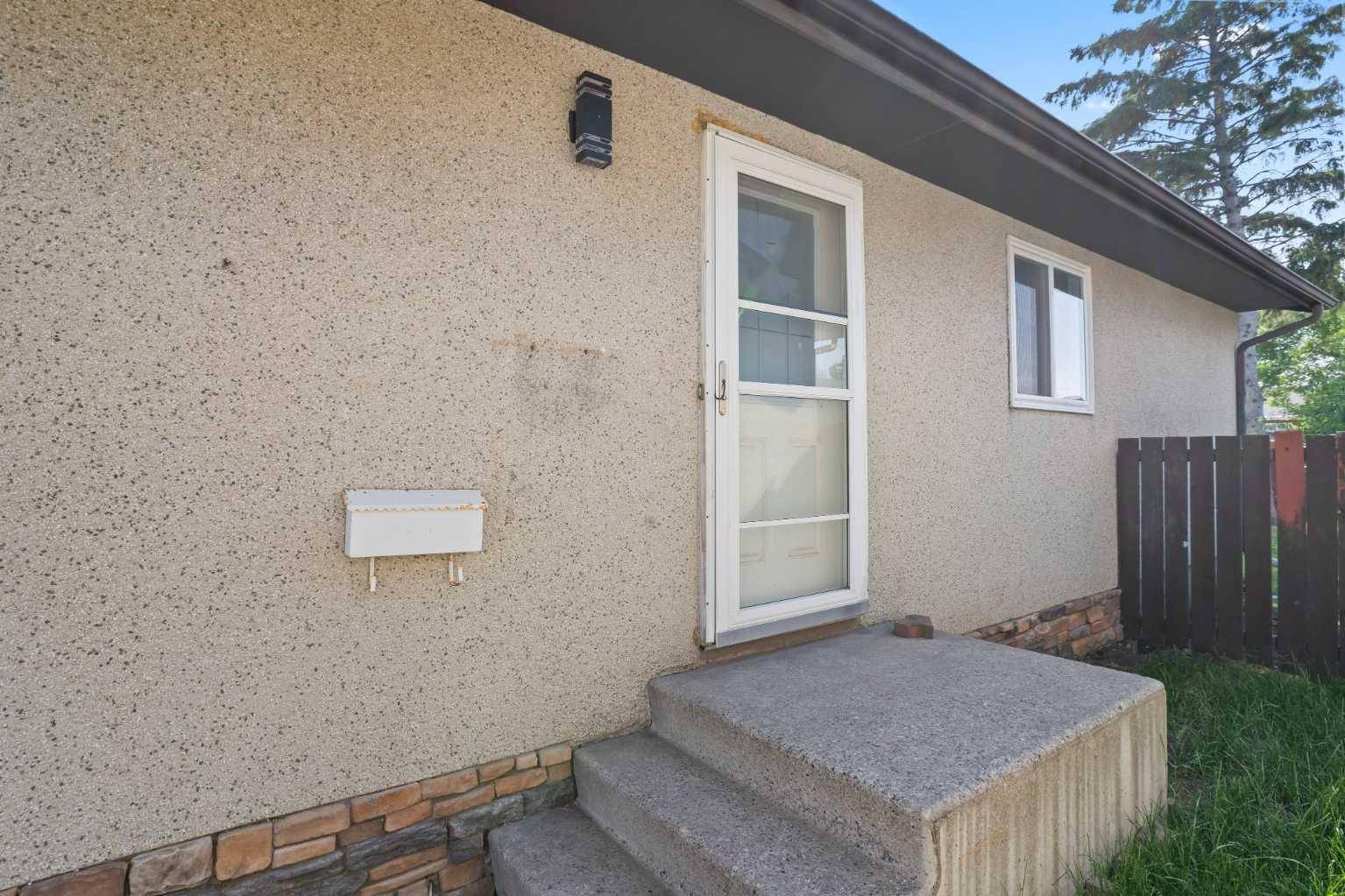 Calgary, AB T2A 5T8,1316 Maitland DR NE