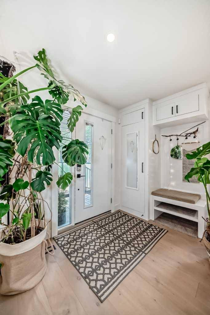 Calgary, AB T2L 2E6,4719 Charleswood DR Northwest