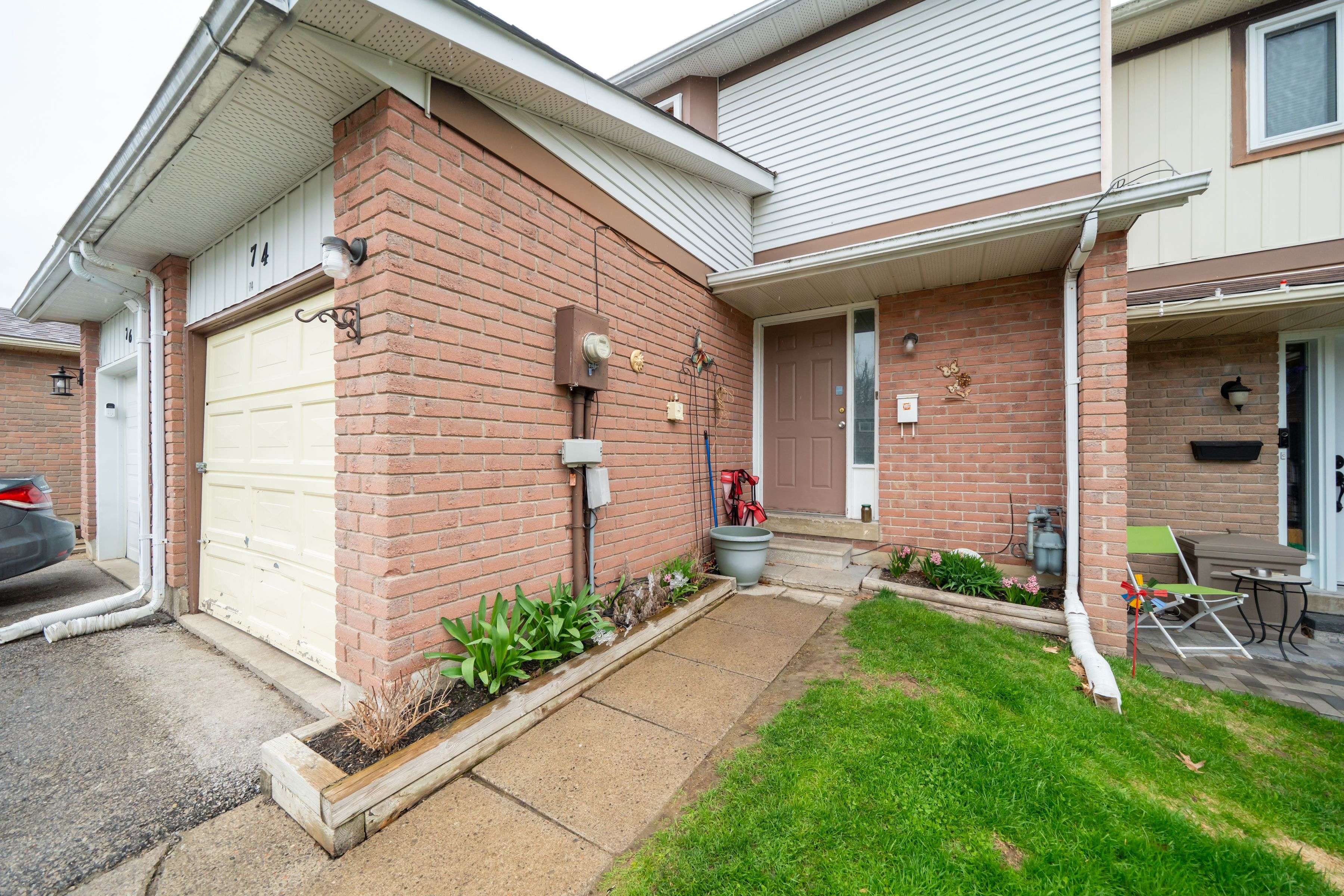 74 Burns CIR, Barrie, ON L4N 5J8