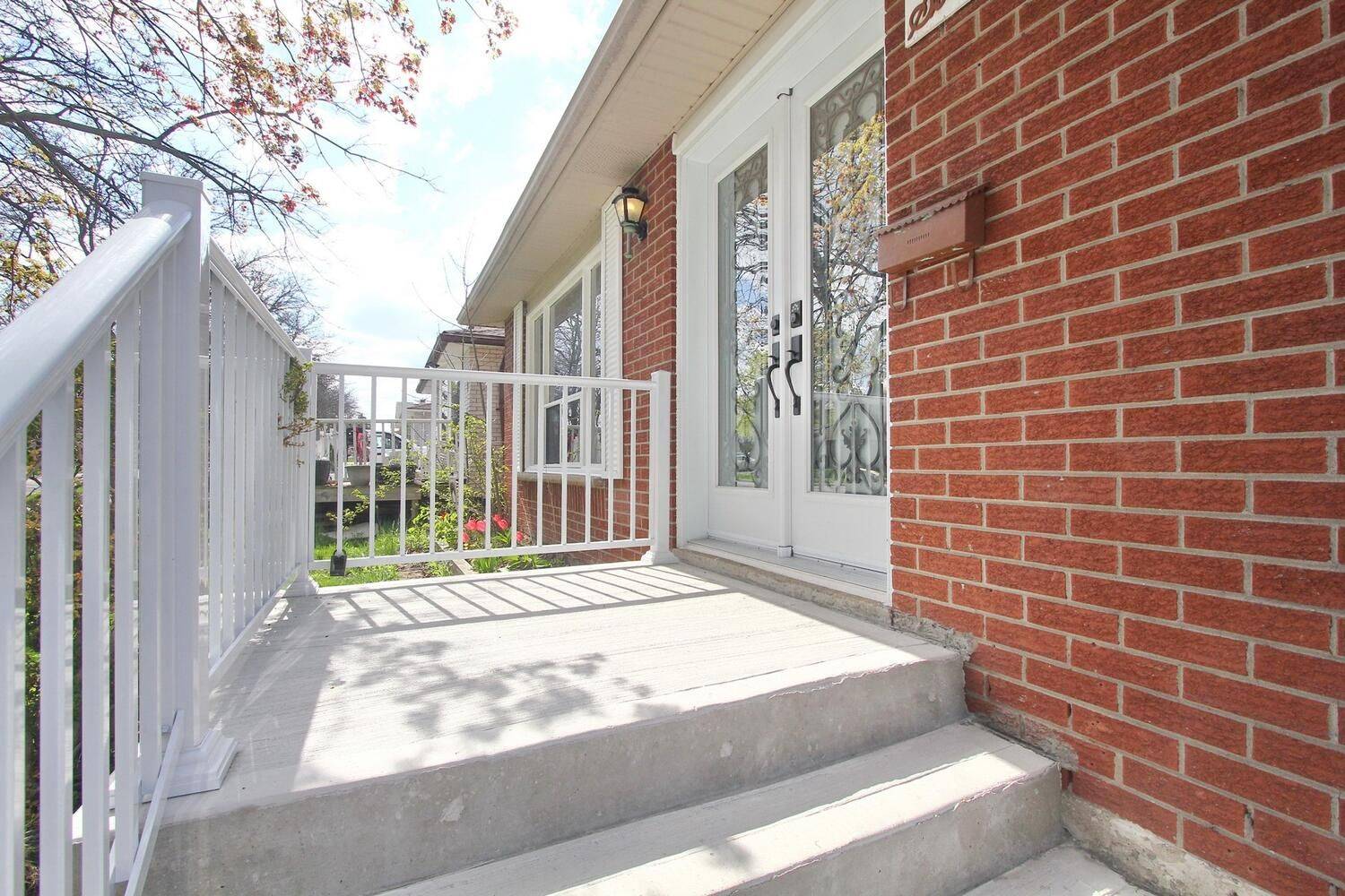 Toronto W10, ON M9V 1Z7,6 Midhurst DR