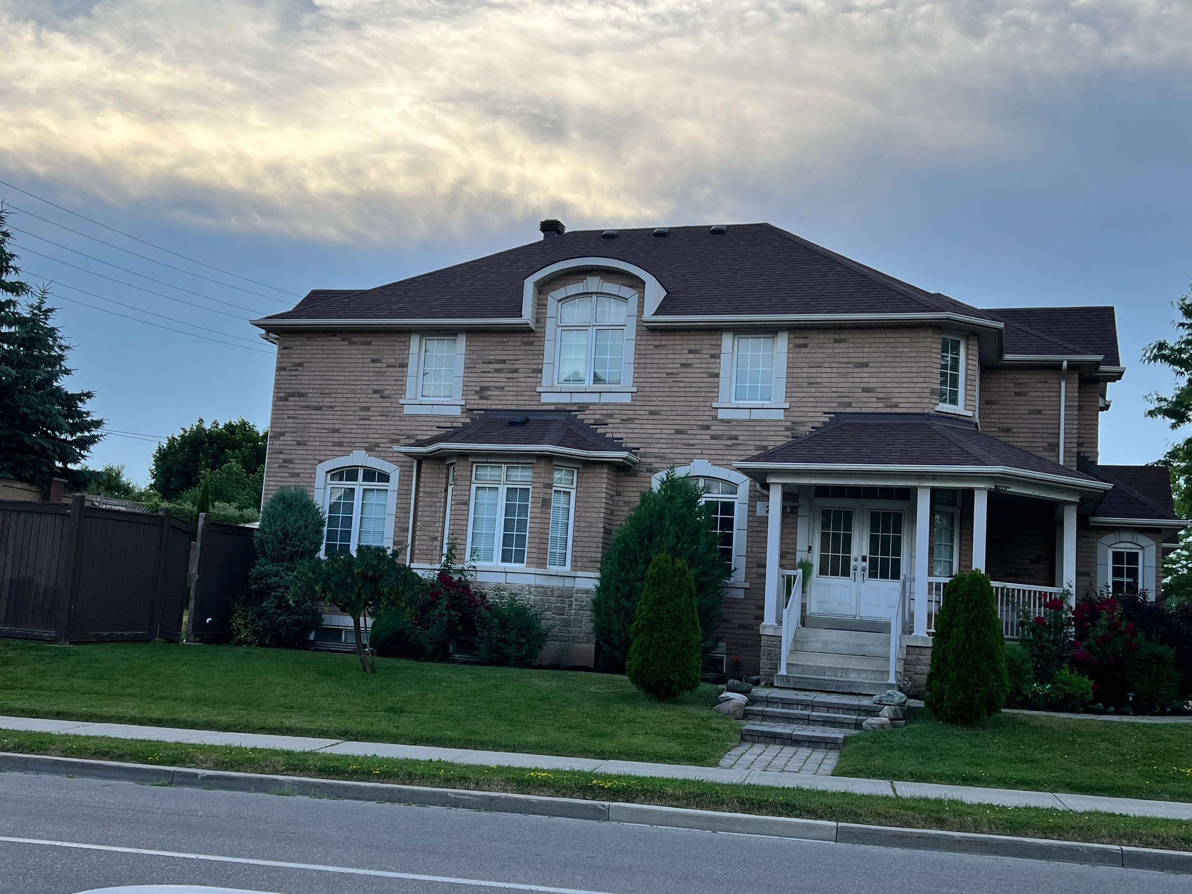 2 Roycrest ST, Brampton, ON L6Z 4P5
