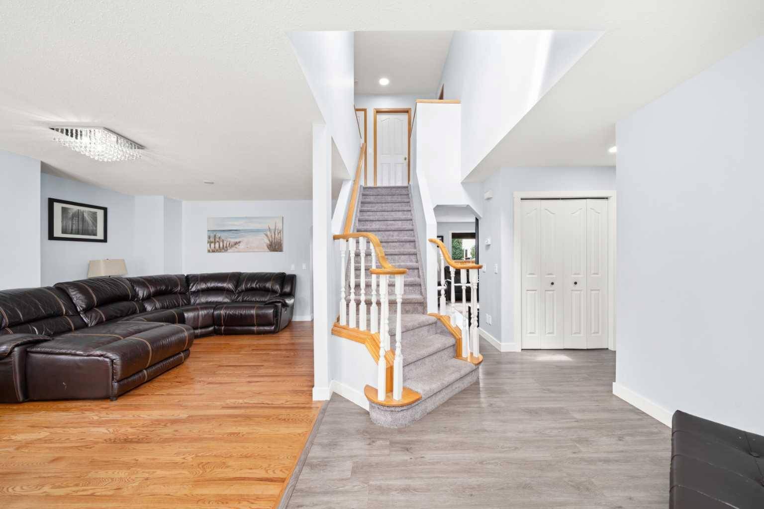 Calgary, AB T3A 5W3,196 Hidden Ranch CRES NW