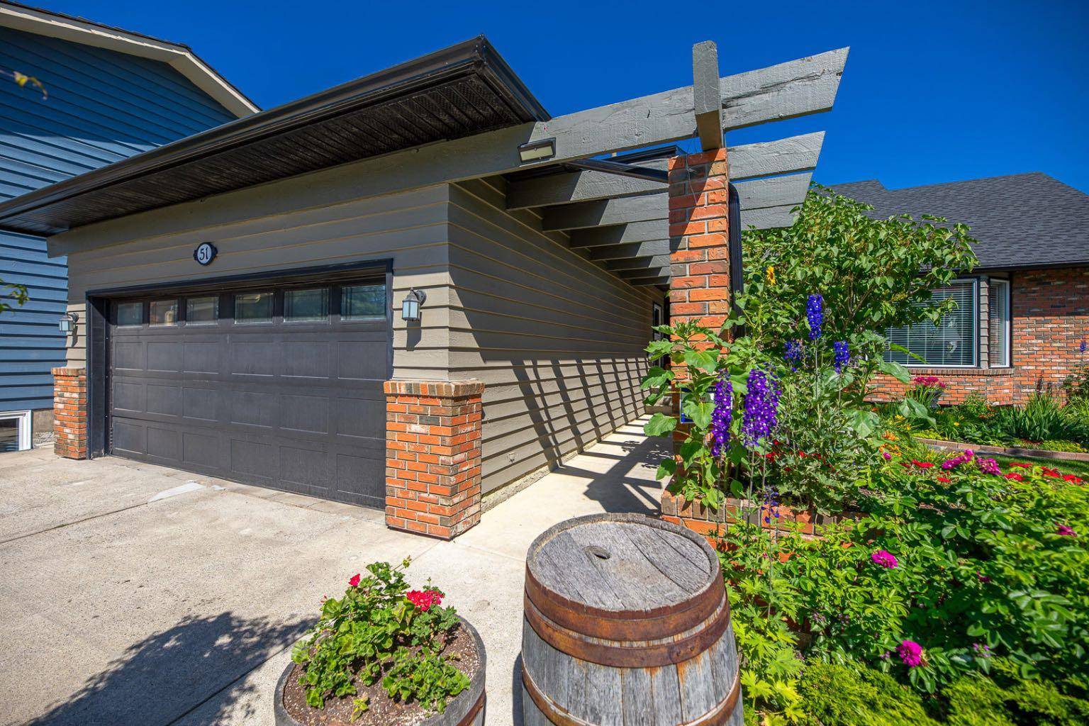 Calgary, AB T2W 4B9,51 Woodgate Close Southwest