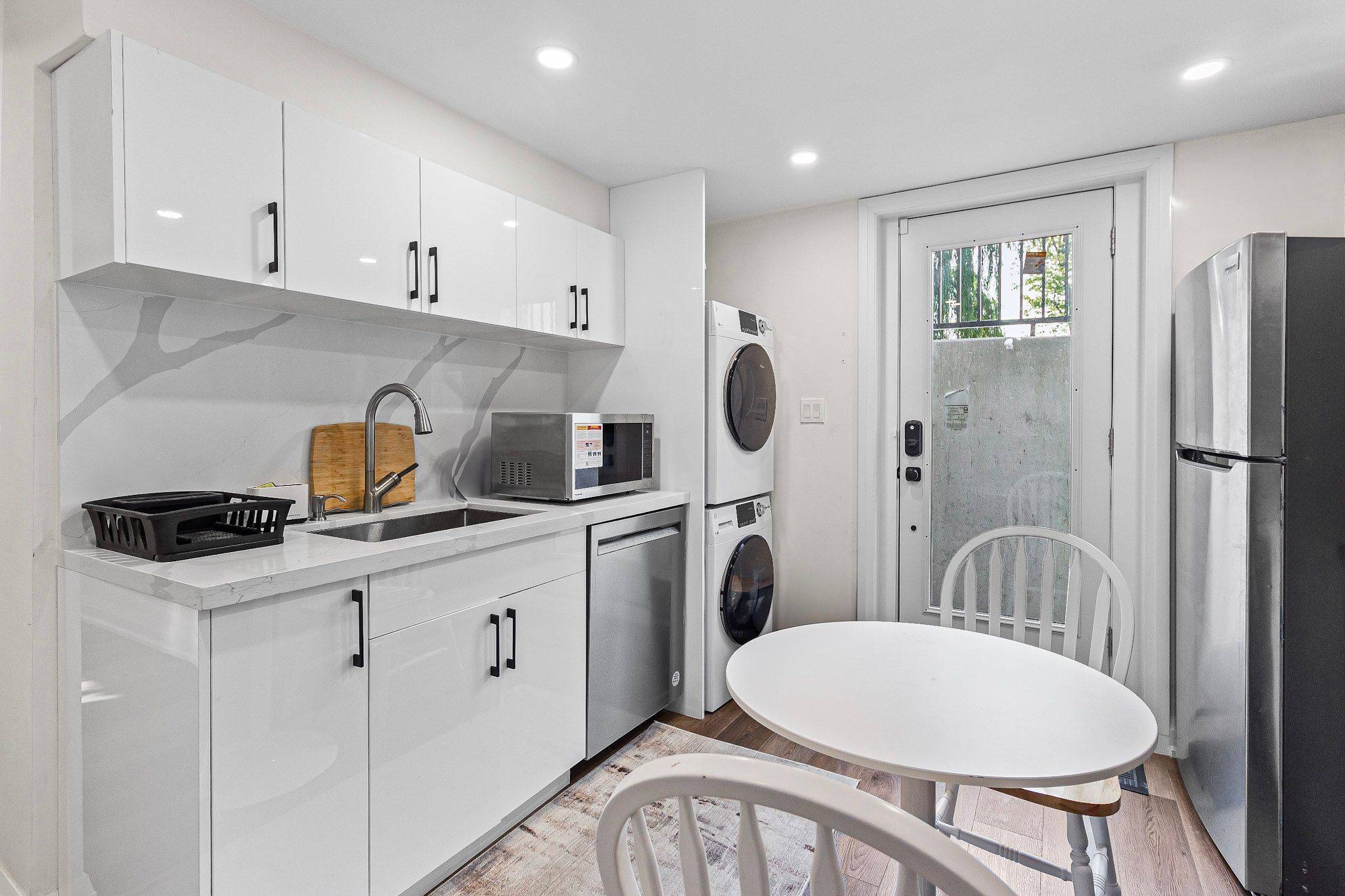 Oakville, ON L6K 2C2,523 Pinegrove RD #Lower