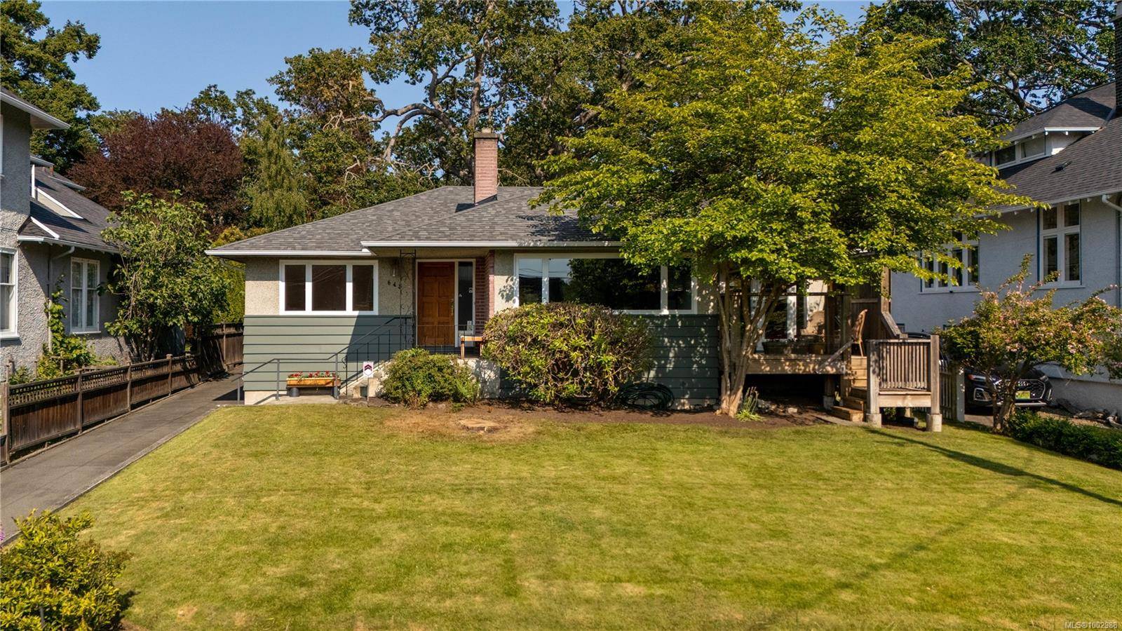 645 Transit Rd, Oak Bay, BC V8S 4Z4
