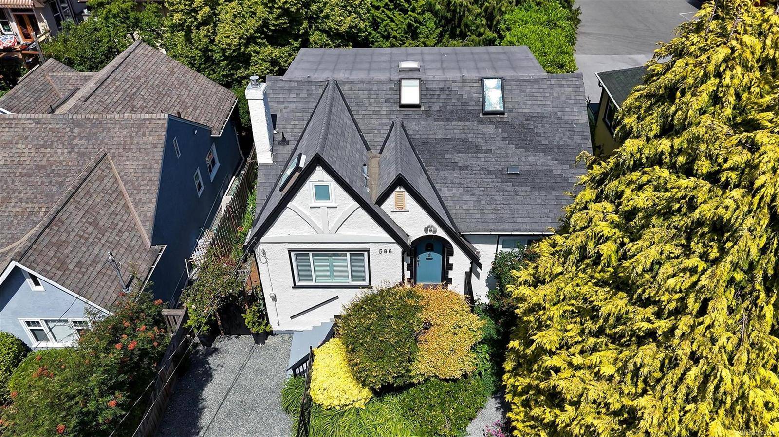 Victoria, BC V8V 1N4,586 Marifield Ave