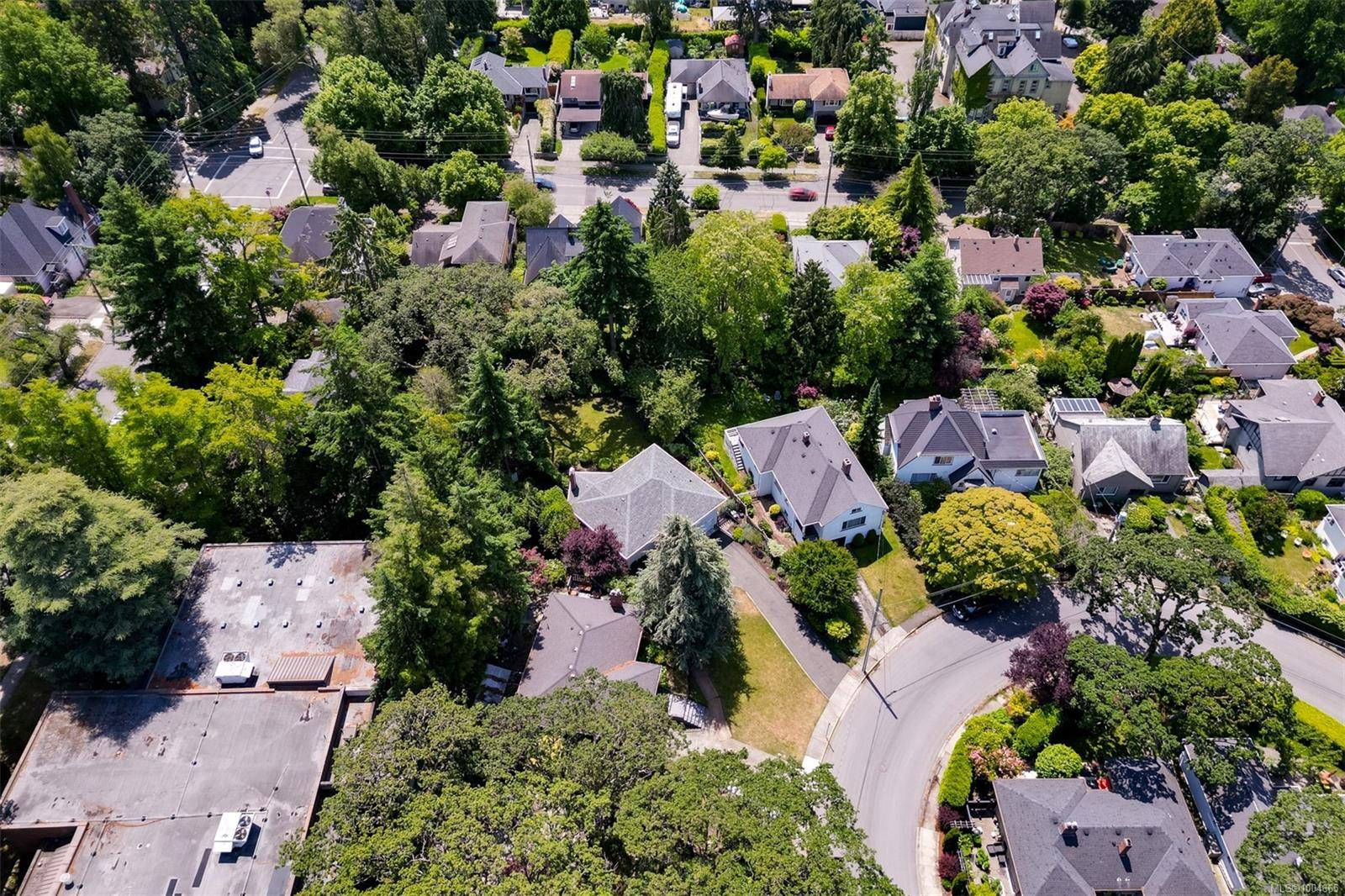 Victoria, BC V8V 4J5,1033 Pentrelew Pl