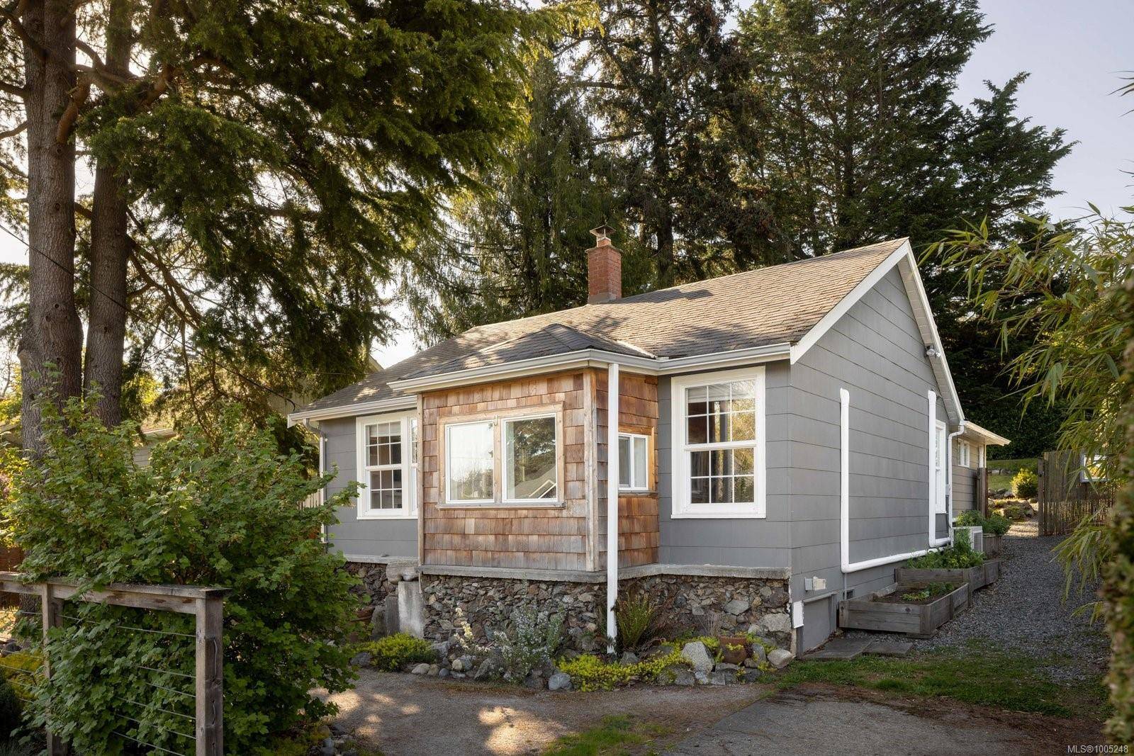 1227 Lockley Rd, Esquimalt, BC V9A 4S8
