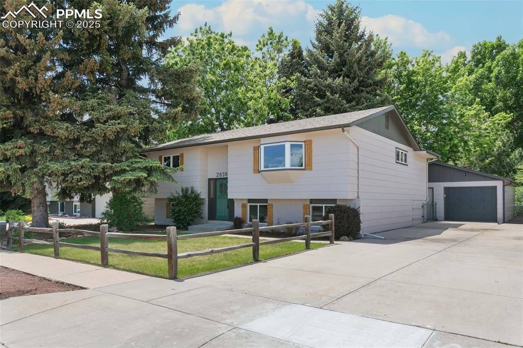 2838 Shadowglen DR, Colorado Springs, CO 80918