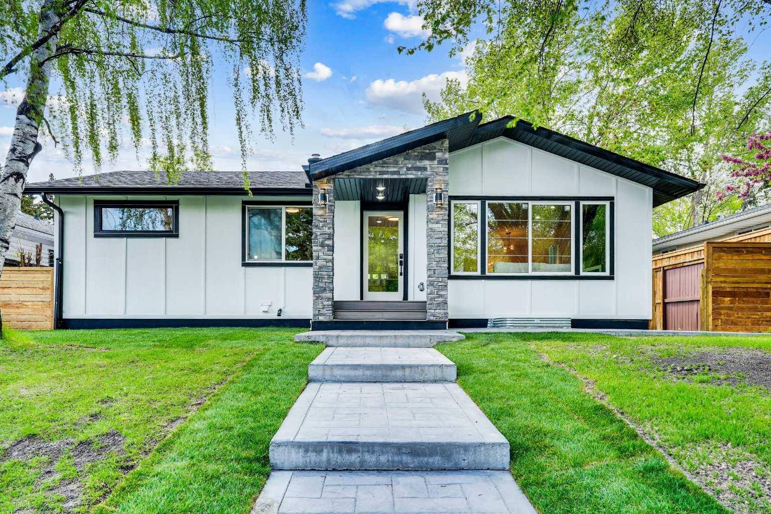 65 Hamlet RD Southwest, Calgary, AB T2V 3C9