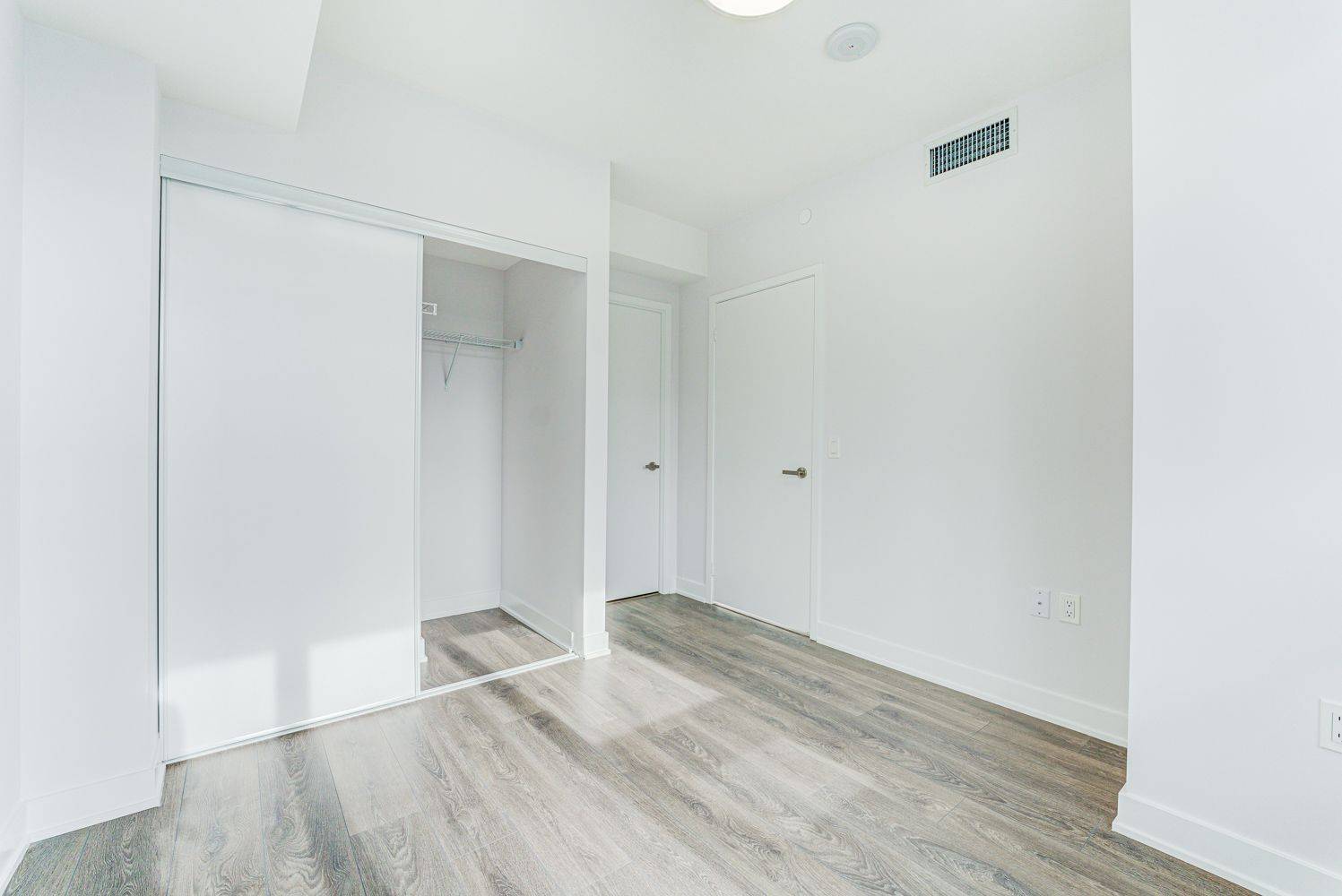 Toronto C10, ON M4P 0E4,195 Redpath AVE #1606
