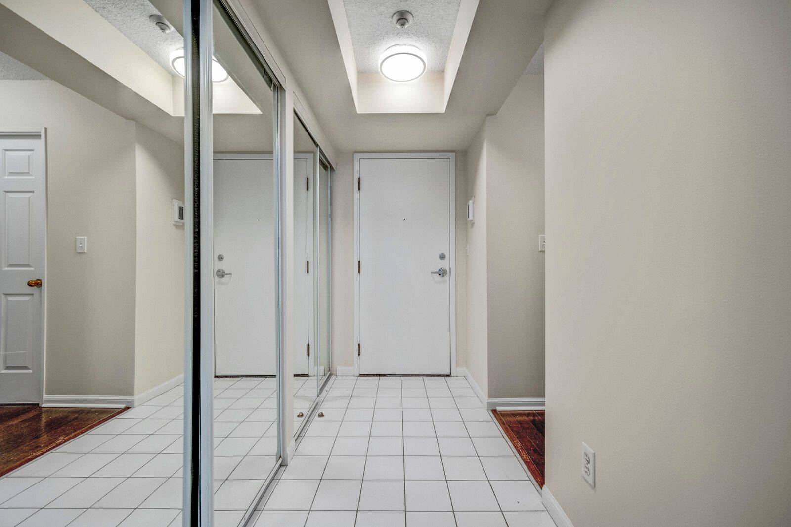 Toronto C08, ON M5B 1L2,7 Carlton ST #306