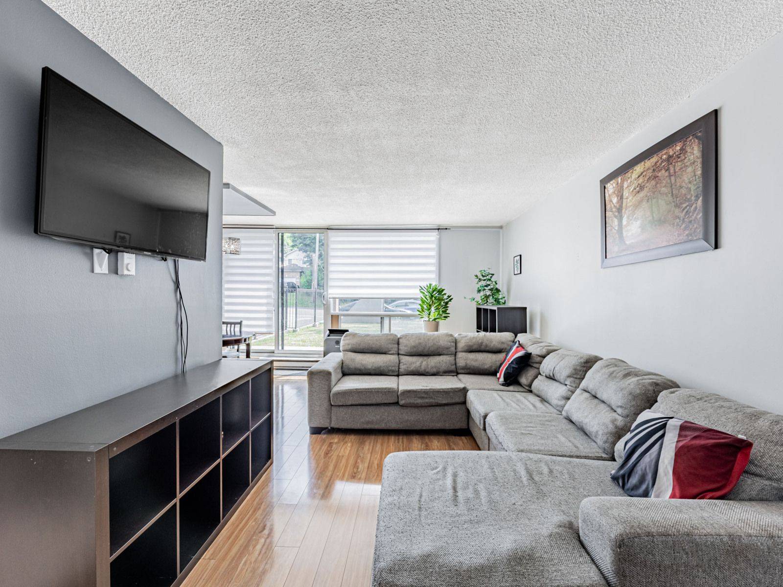 Oshawa, ON L1H 4C2,454 Centre ST S #108