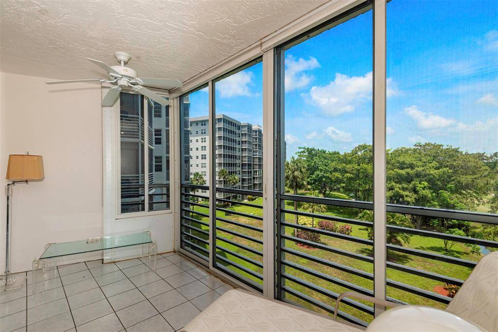 625 Oaks Dr #504, Pompano Beach, FL 33069