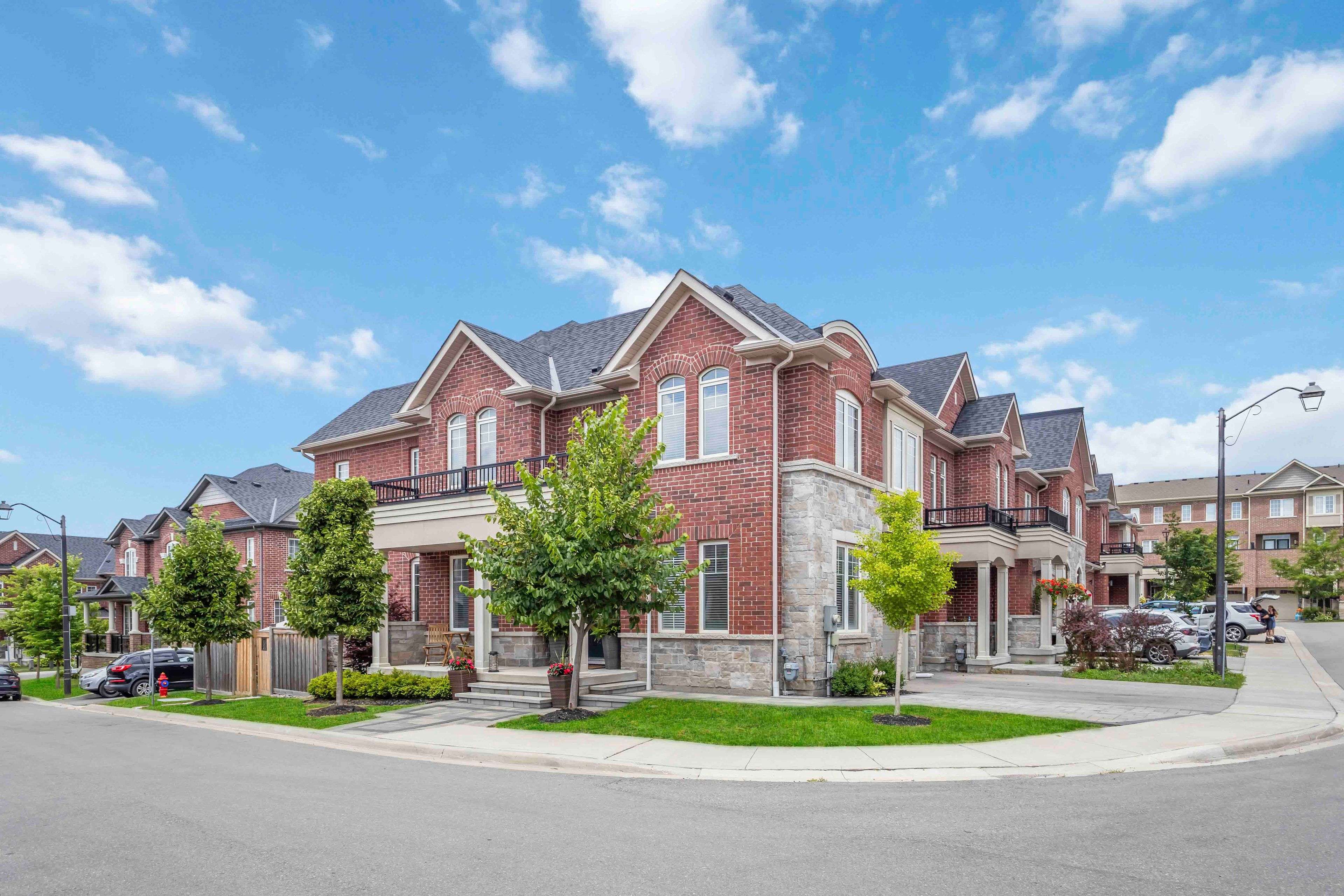 Newmarket, ON L3Y 0E1,81 Dundonald TRL